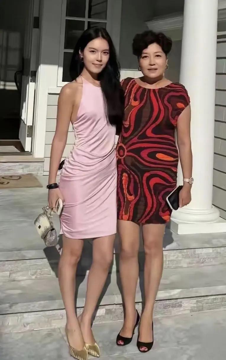 看到李咏遗孀哈文和女儿在美国别墅前的合影，心里五味杂陈。李咏曾是国内家喻户晓的主
