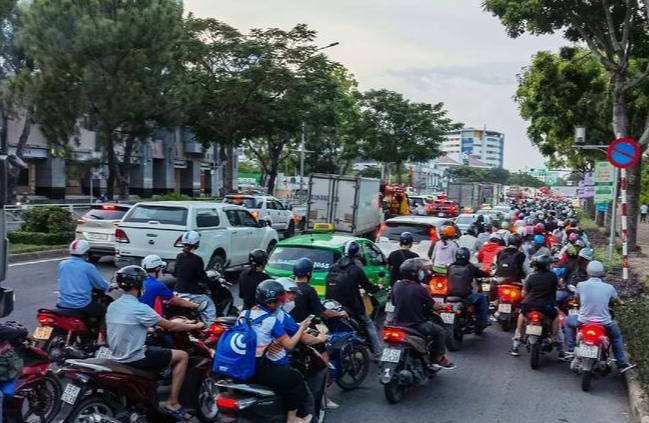 越南拼了！中国上不上？最近越南出台了个决议，说是2026年7月开始，河内中心地带