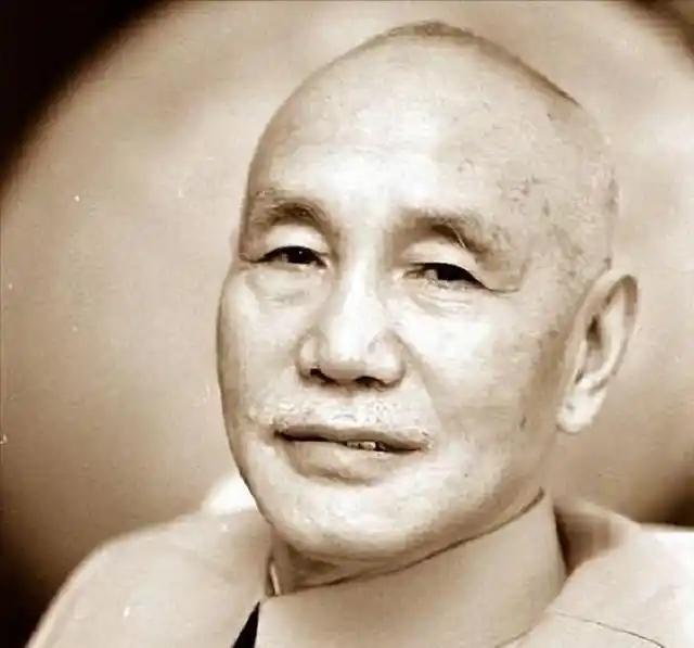 晚年蒋介石：孤岛上的落寞背影

退守台湾后，他常站窗口西望，喃喃“反攻大陆”，却