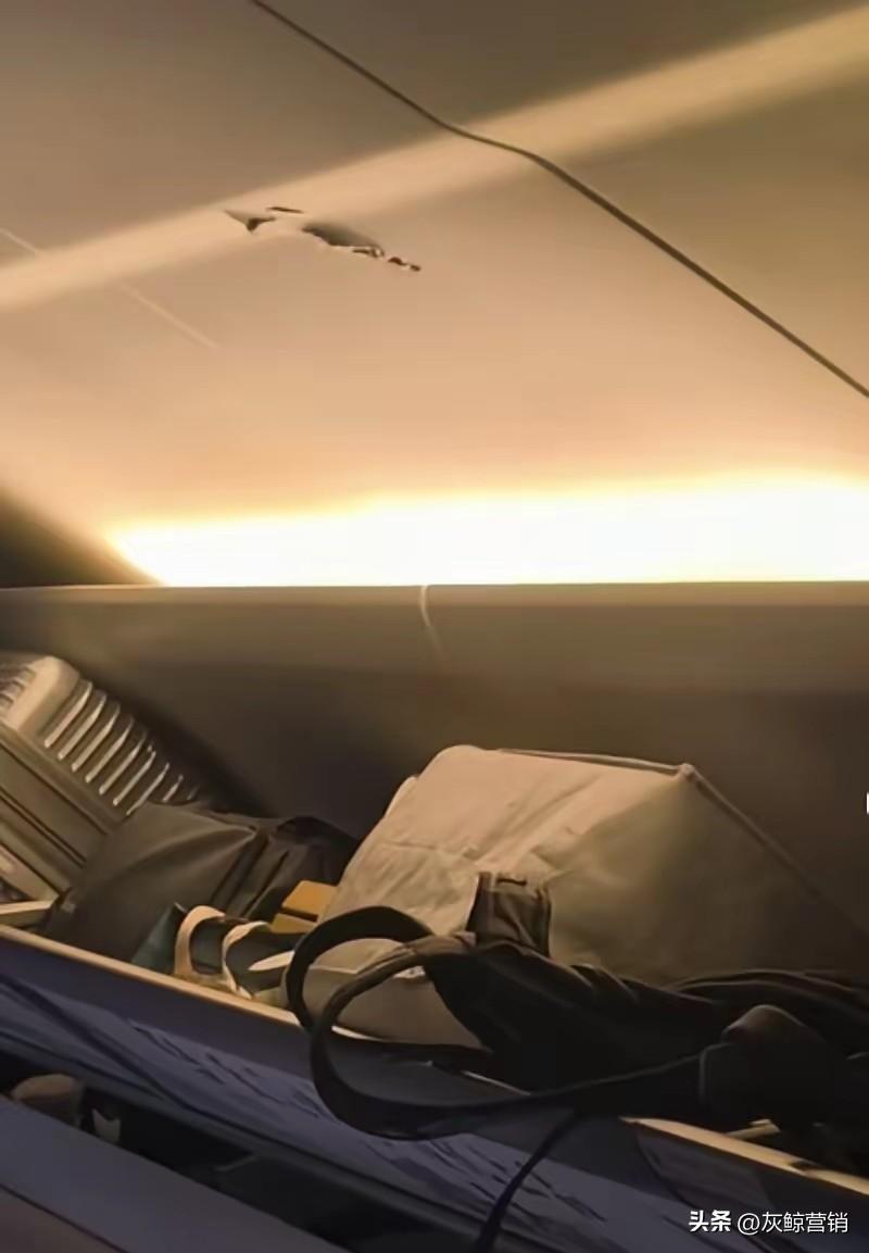 G178列车被异物击穿顶部，有乘客受伤，乘客用手机拍下的。
高铁速度快，很小的异