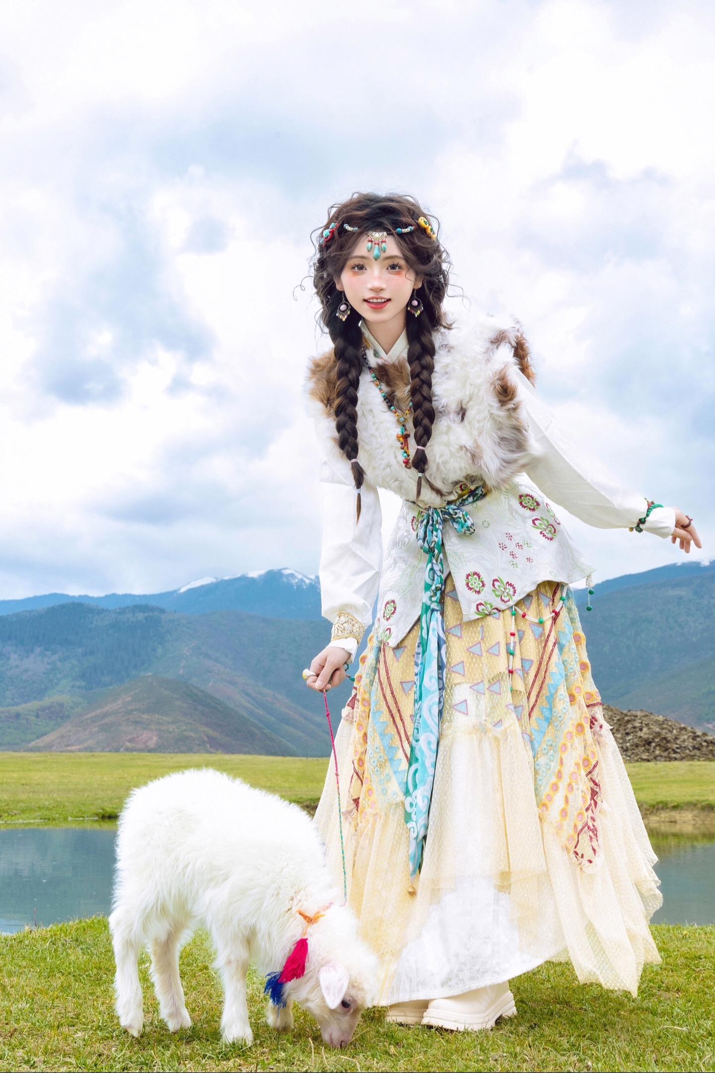 我的生命就应该浪费在这样的地方‼️。美哭啦！总是去一次香格里拉吧
抱一次小羊，做一次草原上的小卓玛