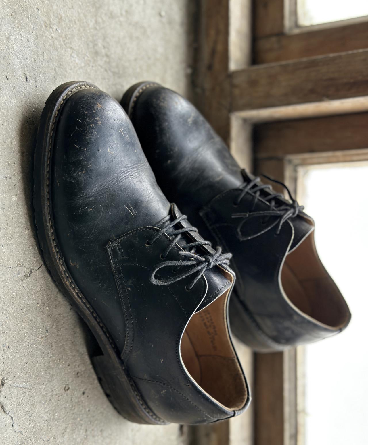 前几天路过商场，看到一双运动鞋，试了试，真舒服。一看价签，一千三。

我拿着鞋愣