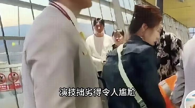 昆明机场撒泼事件：当众撒野的成年人，该给孩子做什么榜样？
2026年4月17日上