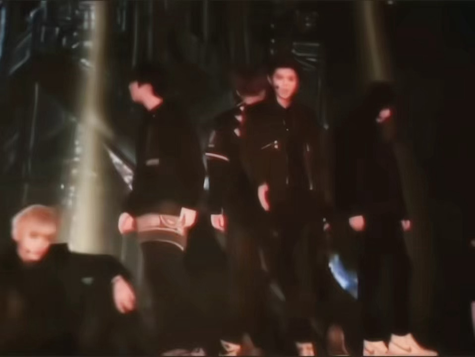 鹿晗头发再长一点的做飞机头也很好看其实是我个人有蛮久没看了
