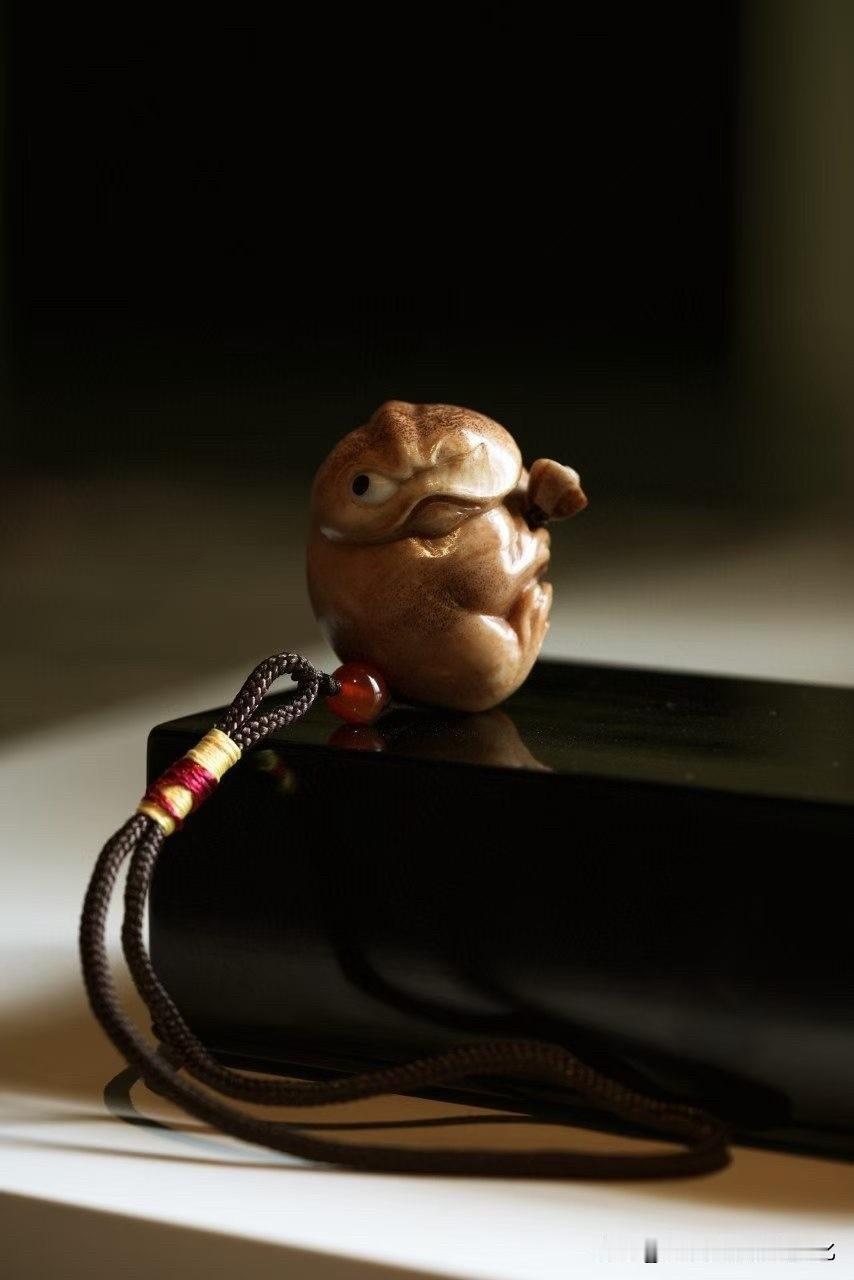 有些小挂件，
不是为了“贵气”，
而是为了让人看见就会心一笑。

这枚鹿角“暴富