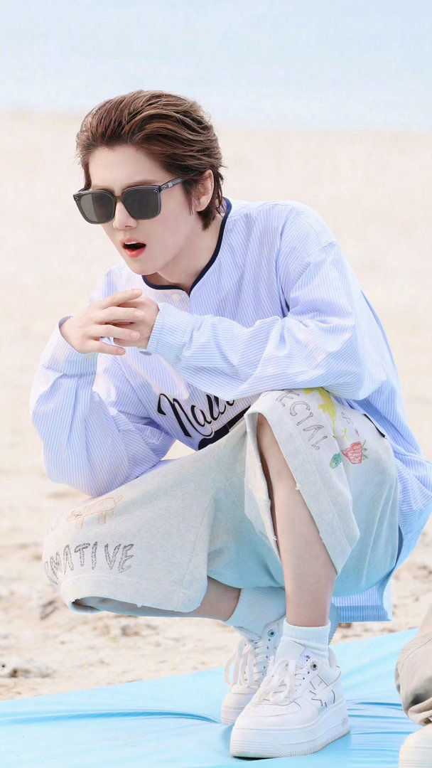 鹿晗鹿晗哈哈哈哈哈 lh召唤小鹿宝如果生活还有什么会让你难过 别怕 让我留在你身