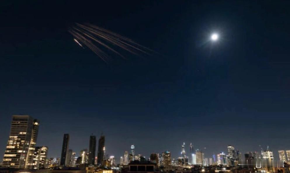 以色列国防军称伊朗已经向以色列境内投放了约300枚导弹，其中有一半都携带了集束炸