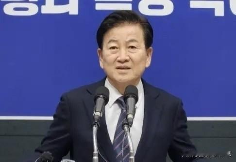 韩国统一部长郑东泳表示，美国总统特朗普赴首尔参加亚太经合组织峰会期间，正积极考虑