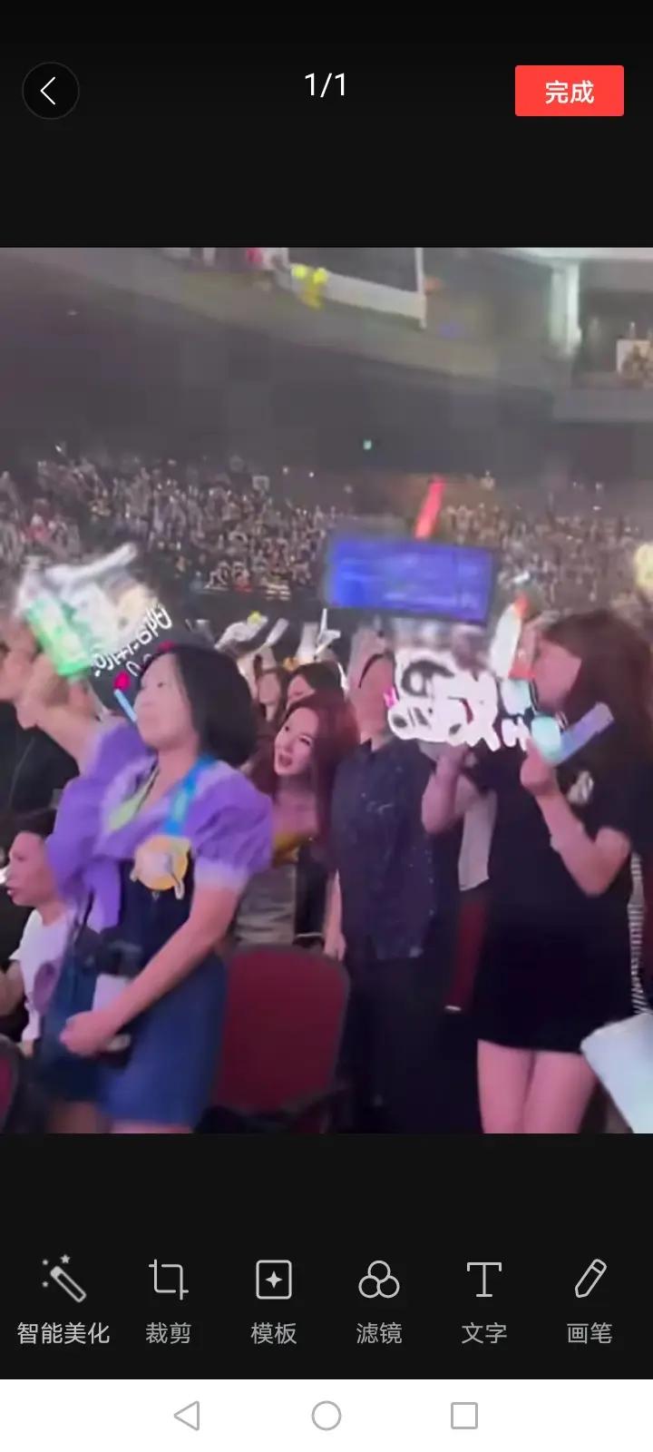 川哥出马，音乐响起瞬间，全是富婆云集，三里之内满是香水味。