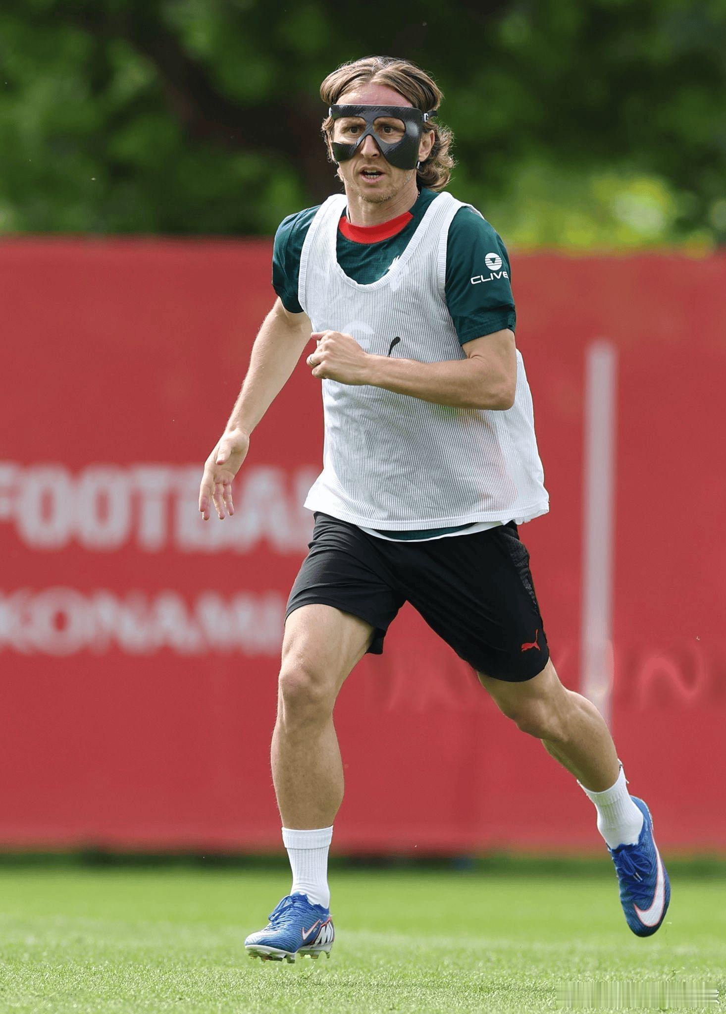 《米兰体育报》米兰首席跟队记者Luca Bianchin报道了米兰中场莫德里奇的