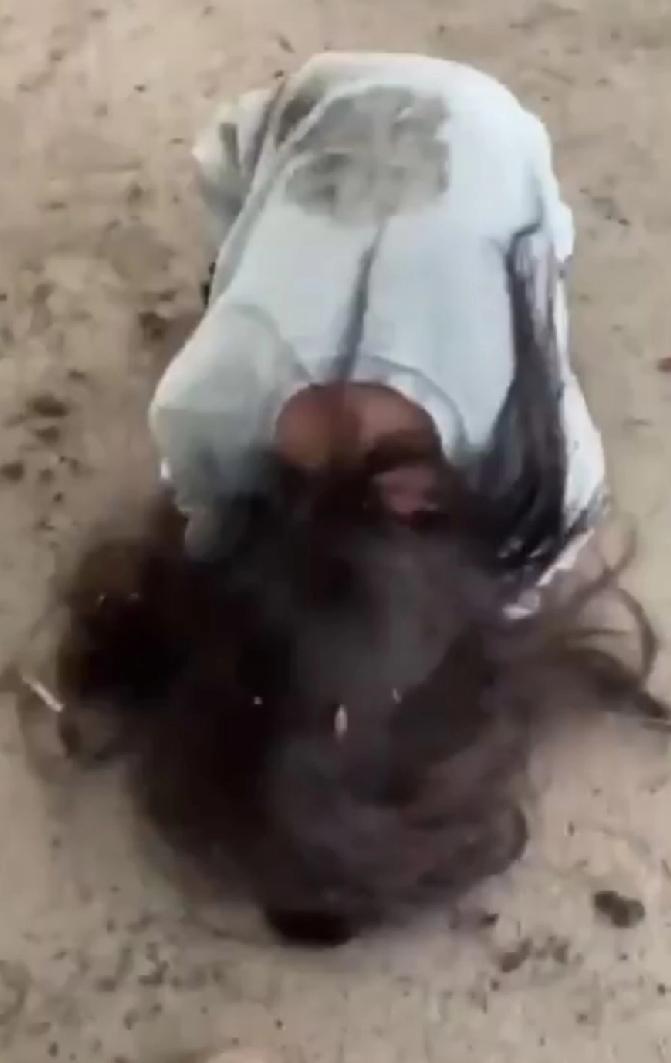 日本网民疯传一段中学生受欺凌影片，画面中一名女学生被迫下跪叩头，头部遭踢踩。有人