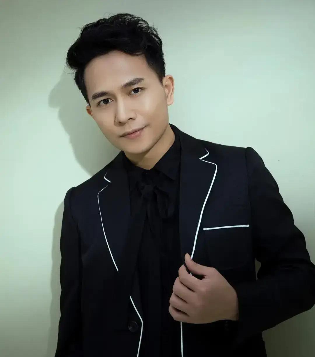 欢子在《有歌》刚唱完《心痛2009》，评委一句没听过直接给整懵了。
节目播出当晚