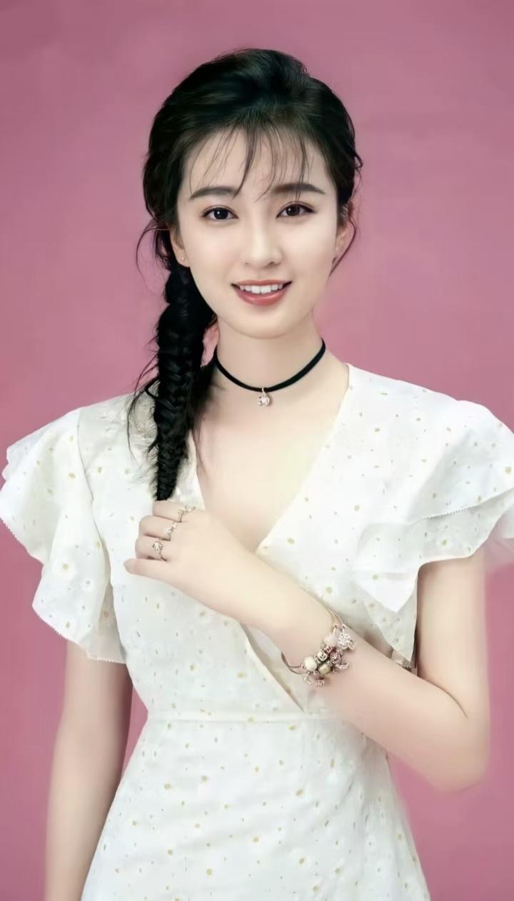 乔欣，哈尔滨人，毕业于中央戏剧学院 。因《欢乐颂》里文静内敛的关雎尔被大众熟知 