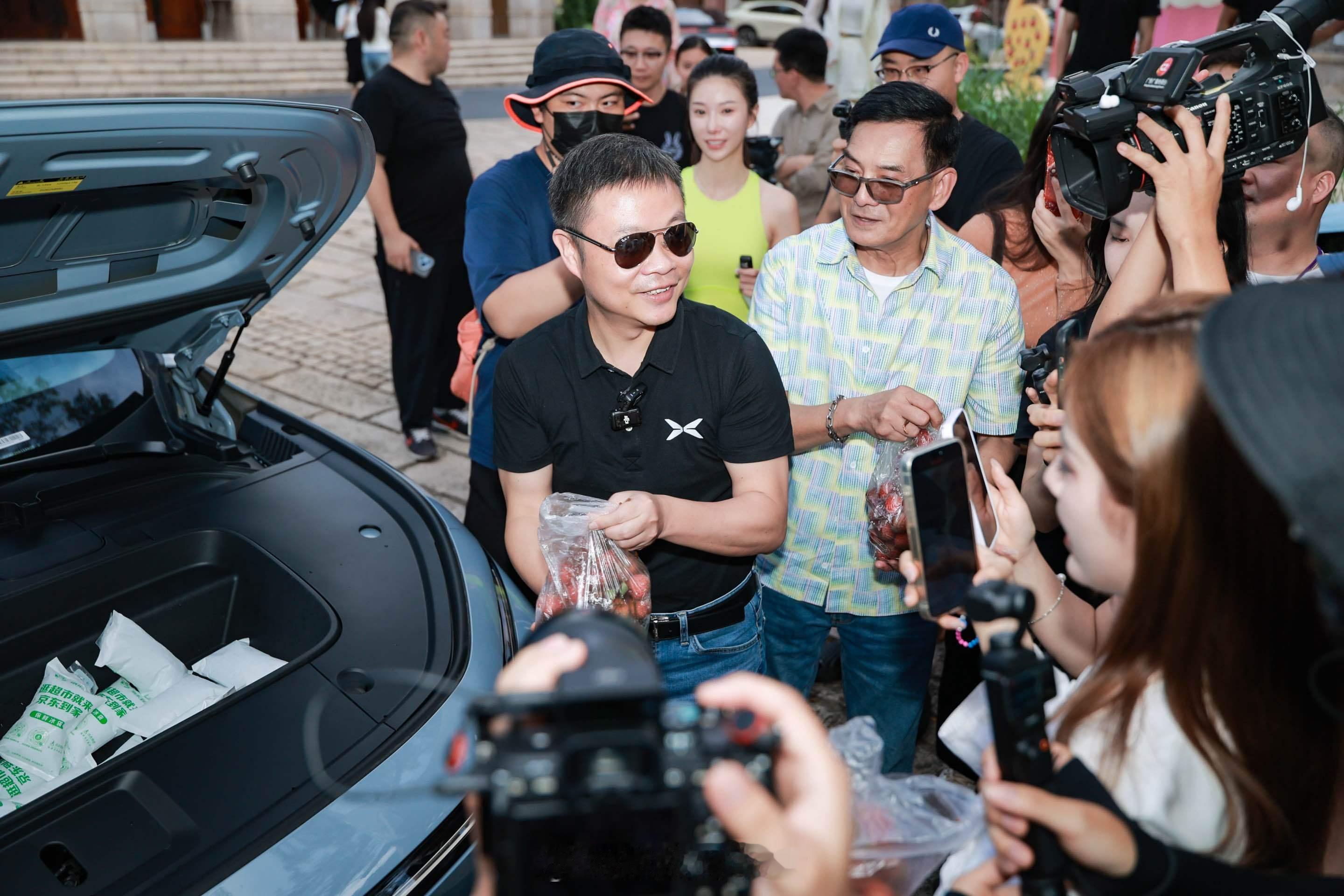 何小鹏与雷军商量过G7和YU7上市时间何小鹏探班G7媒体试驾荔枝红了，大师兄也来