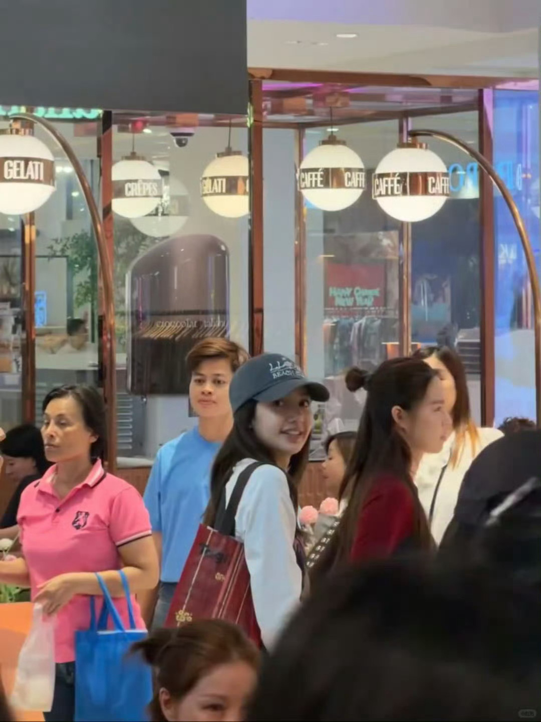 有网友在曼谷偶遇了Lisa🥰🤲🏻穿的好休闲，这就是传说中的“素颜免检”吧，