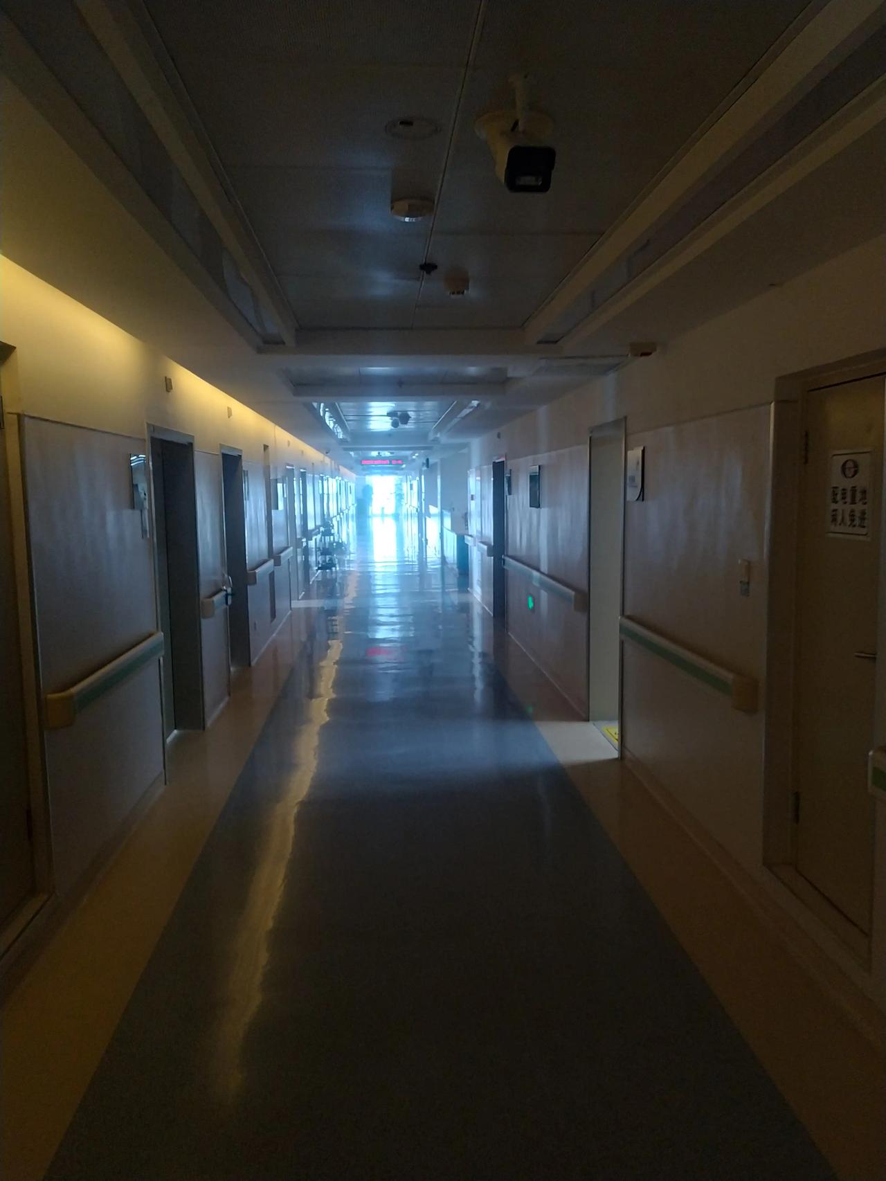 老妈从医院出来，第三天了，情况十分不好，人极度虚弱，还是无法进食，连营养针也无法