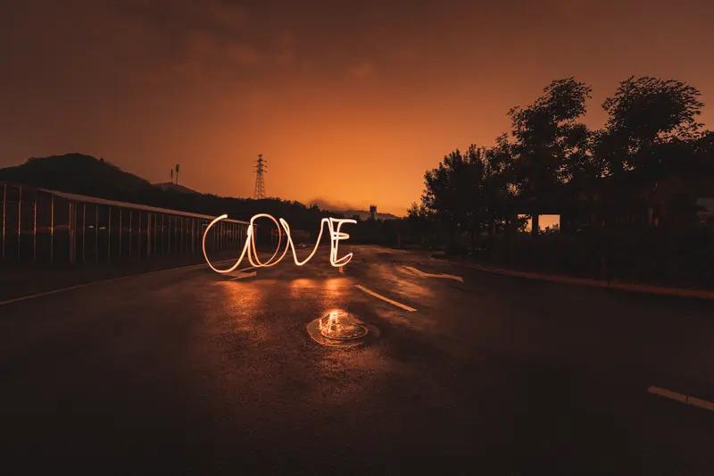 上联：踏遍红尘寻挚爱；
下联：打破世俗结同心。
这下联既呼应了寻爱的执着，又续写