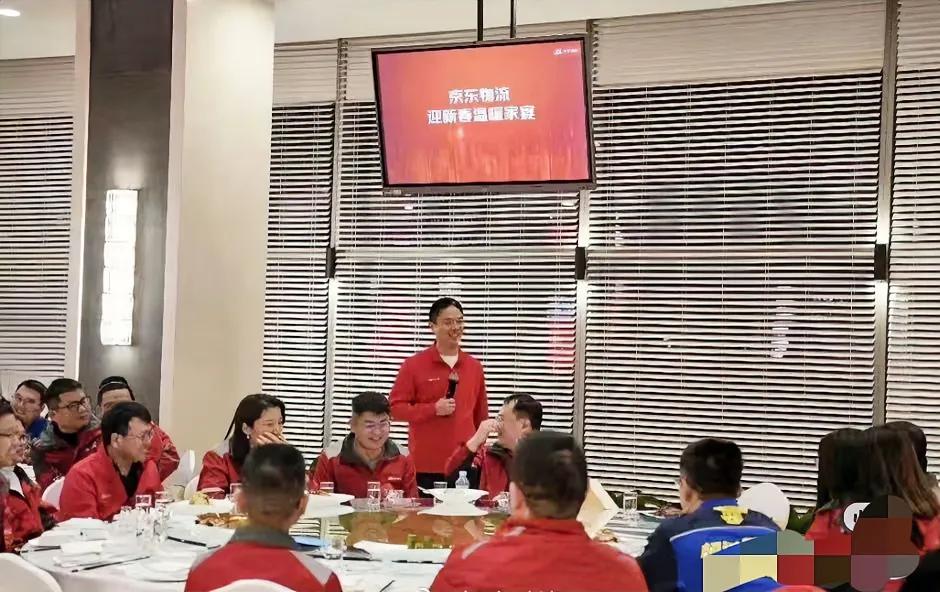刘强东参加物流小哥的家宴活动活动，真的是太亲民了。

看照片中刘强东笑的多开心，