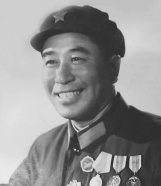 1951年1月3号下午，釜谷里高地，雪地都烧红了。郑起19岁，是7连最后还能吹号