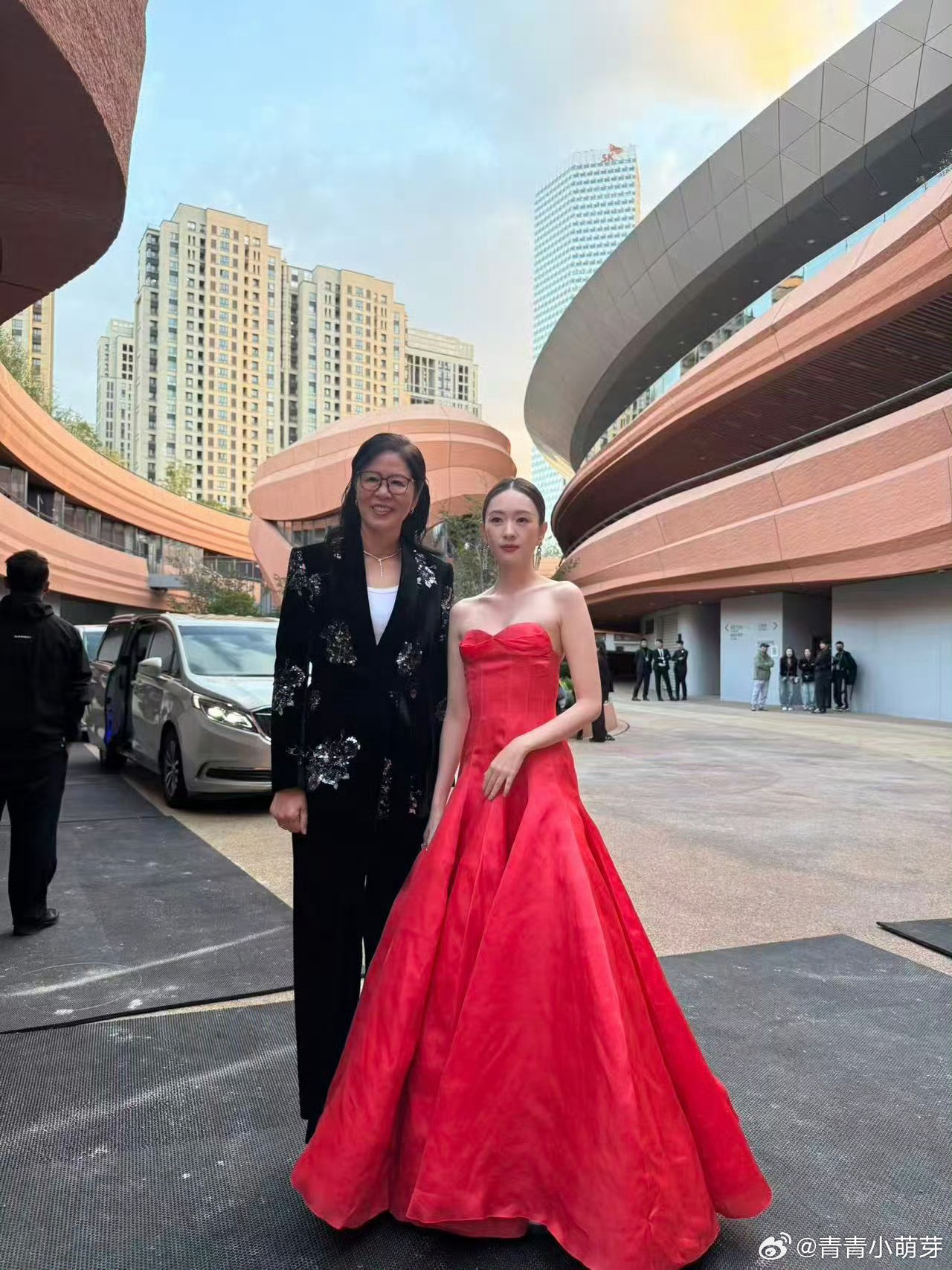 郎平童瑶VOGUE同框时尚杂志里郎平和童瑶惊喜同框，一个是体育界传奇，一个是影视