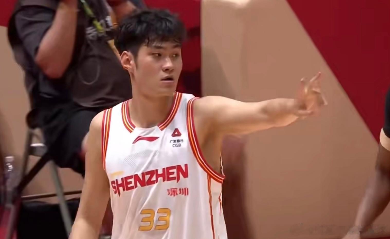半场战报：深圳男篮48-42领先浙江6分！半场结束，深圳男篮48-42暂时领先浙