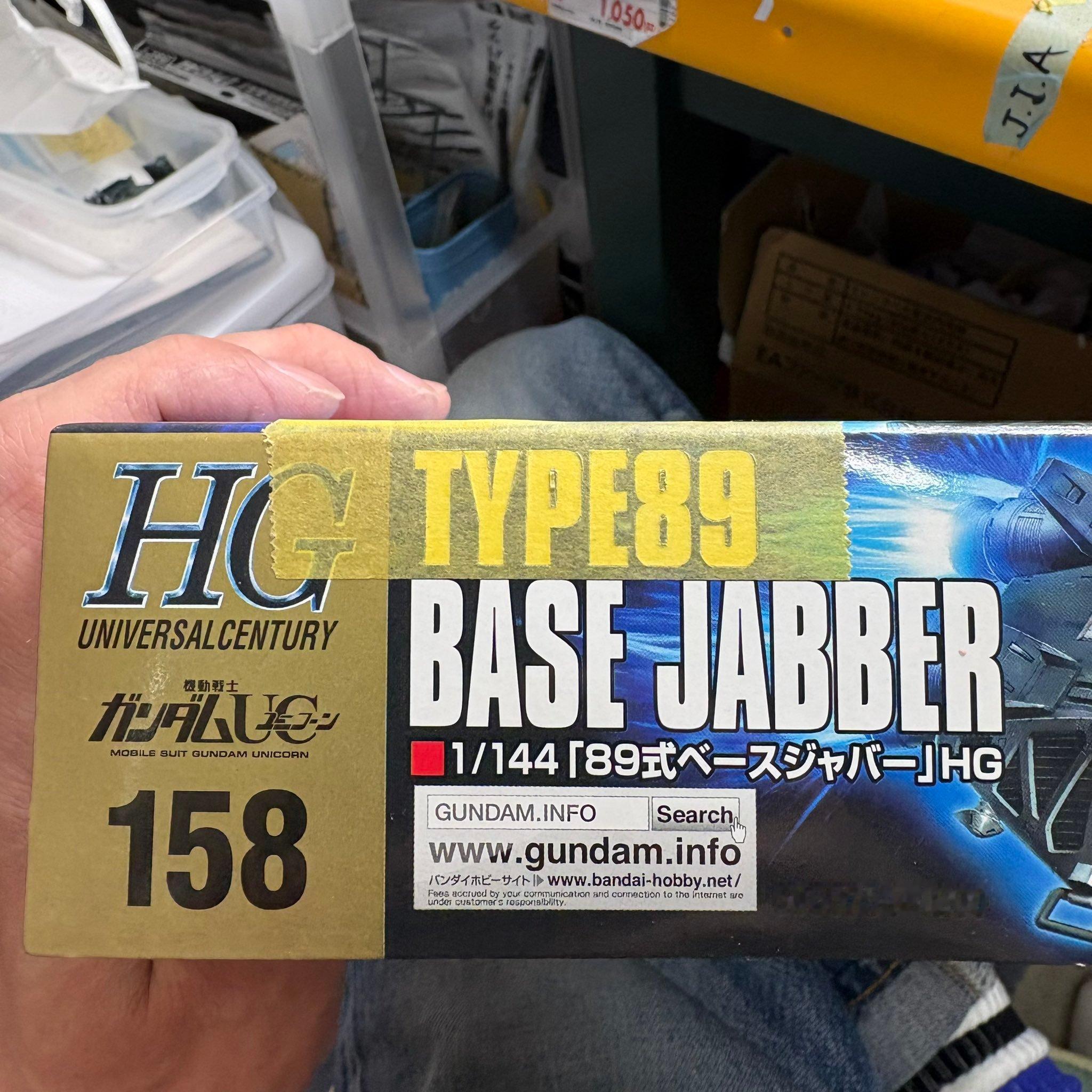 借助高达模型盒子的打印字来切割遮盖带，实现字母涂装高达模型
