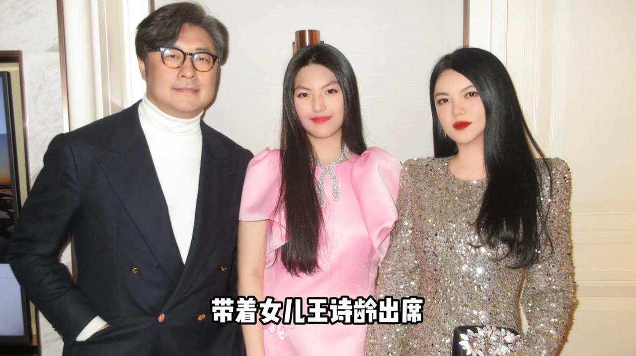 王诗龄陪父母出席晚宴，与何超琼合照，李湘美回巅峰！
12月15日，李湘在社交平台