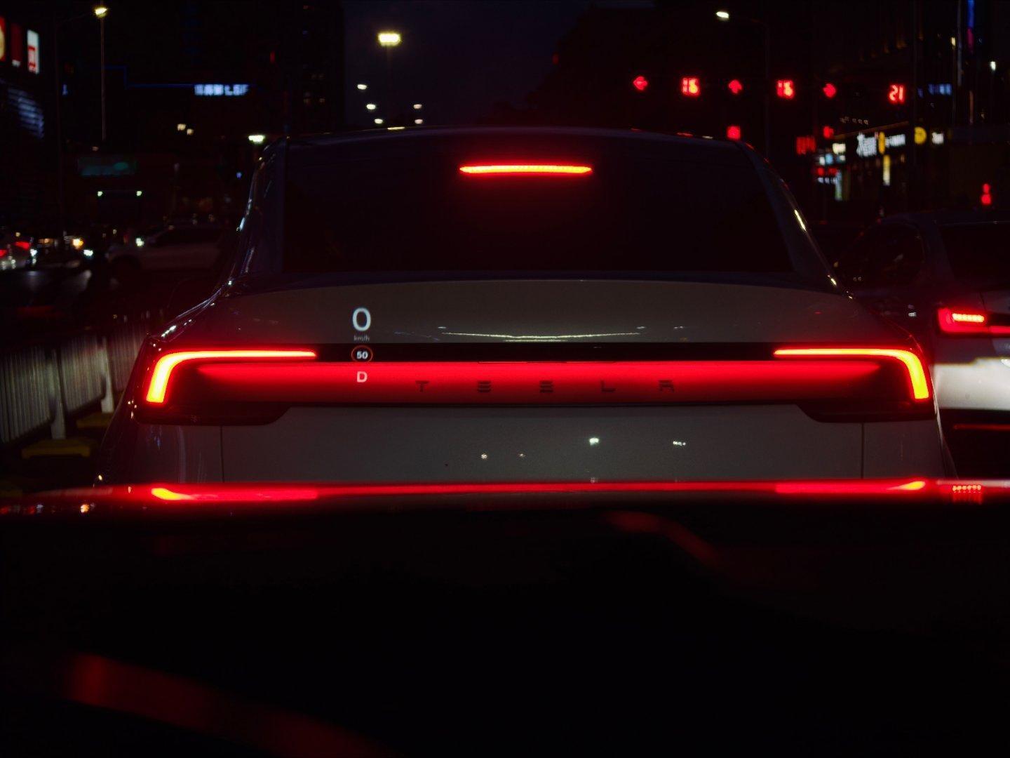 焕新版 ModelY 这个漫反射尾灯是我觉得在一众贯穿尾灯高度同质化的现在最有辨