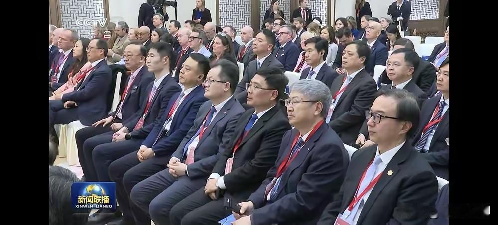 看见这张照片一开始觉得普普通通，仔细一看里面的人物各个都是行业大咖，身价不菲，一