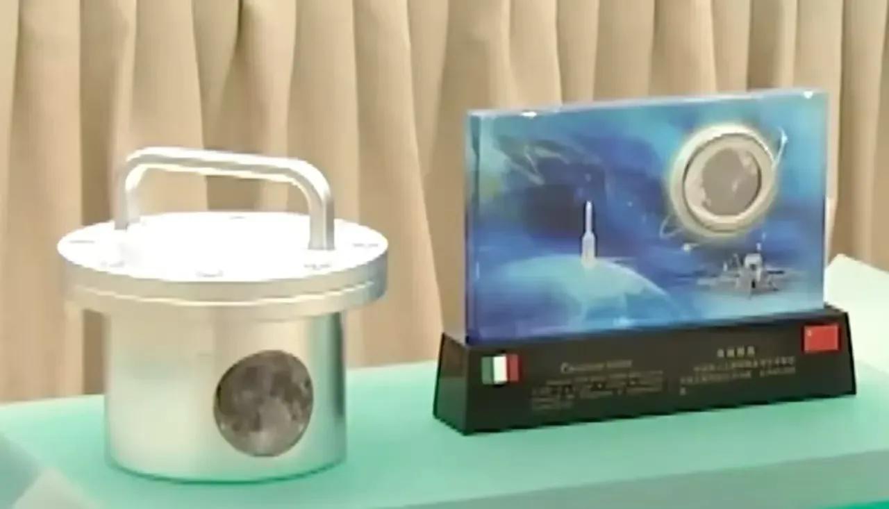 我们送给了意大利月球土壤1000毫克，意大利作为回礼，给了我们56件文物艺术品。