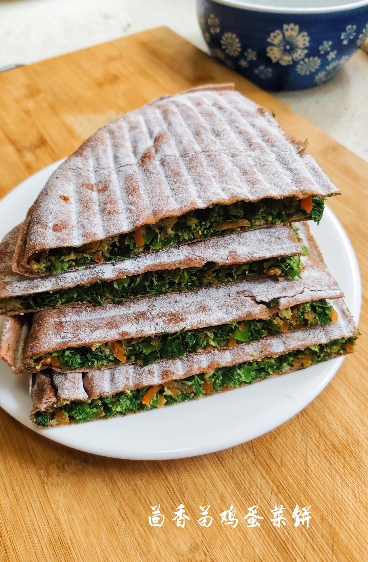 黑麦粉“茴香苗鸡蛋菜饼”，这是今天的一个人的早餐主食加菜——黑麦粉面团，茴香苗一