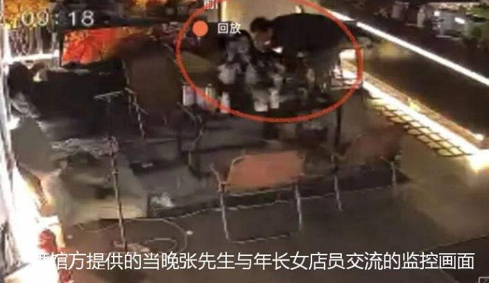 内蒙古，男子去吃烧烤时，发现女老板年轻 漂亮，独自一人看店，忍不住就扑 了上去，