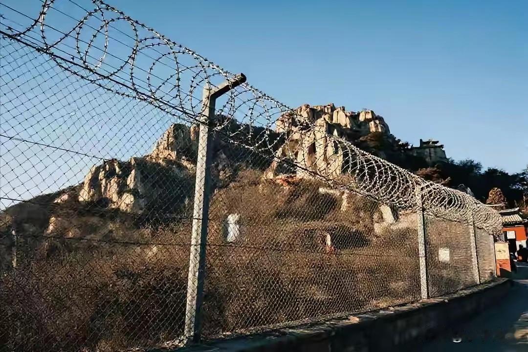 倘若像泰山这类全民共有的名山大川，在市场化运营中过度商业化，依靠围栏、高额门票等