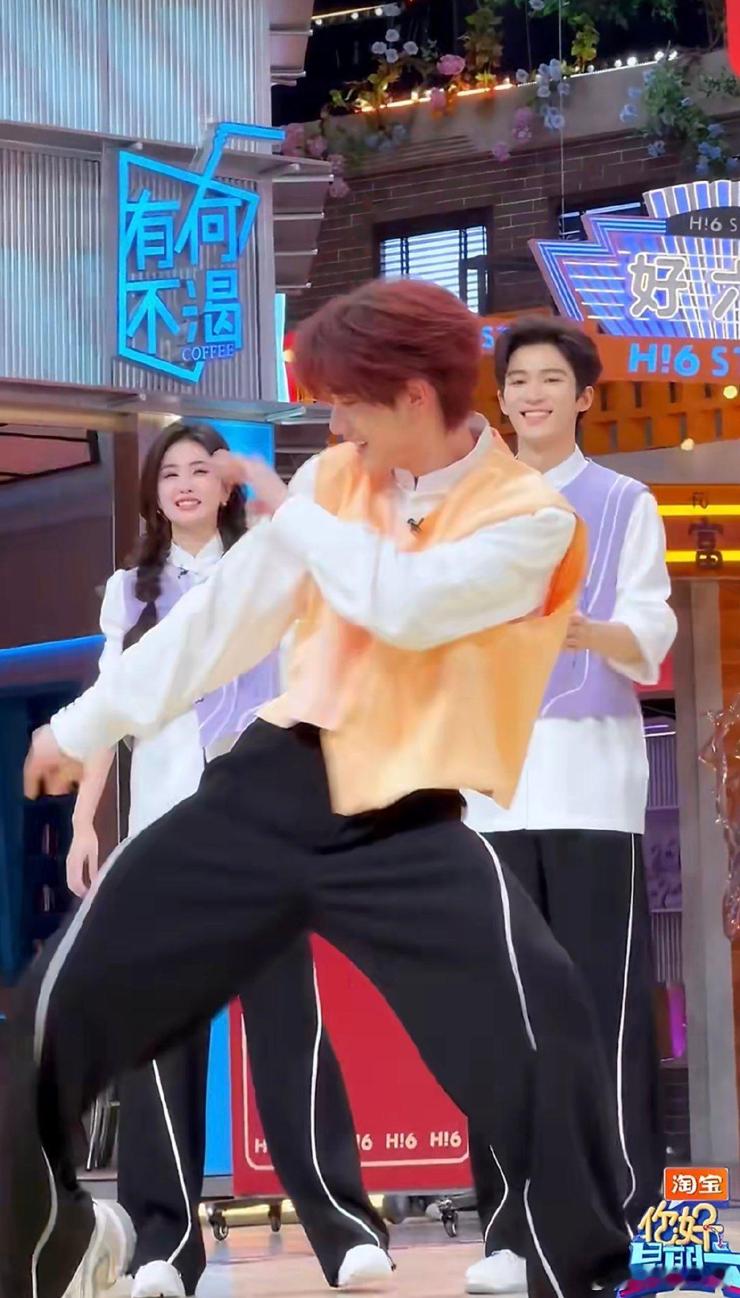 丁程鑫cha了Low 黄衣小丁炸裂开跳《Low》！卡点精准超有力量，元气感拉满，