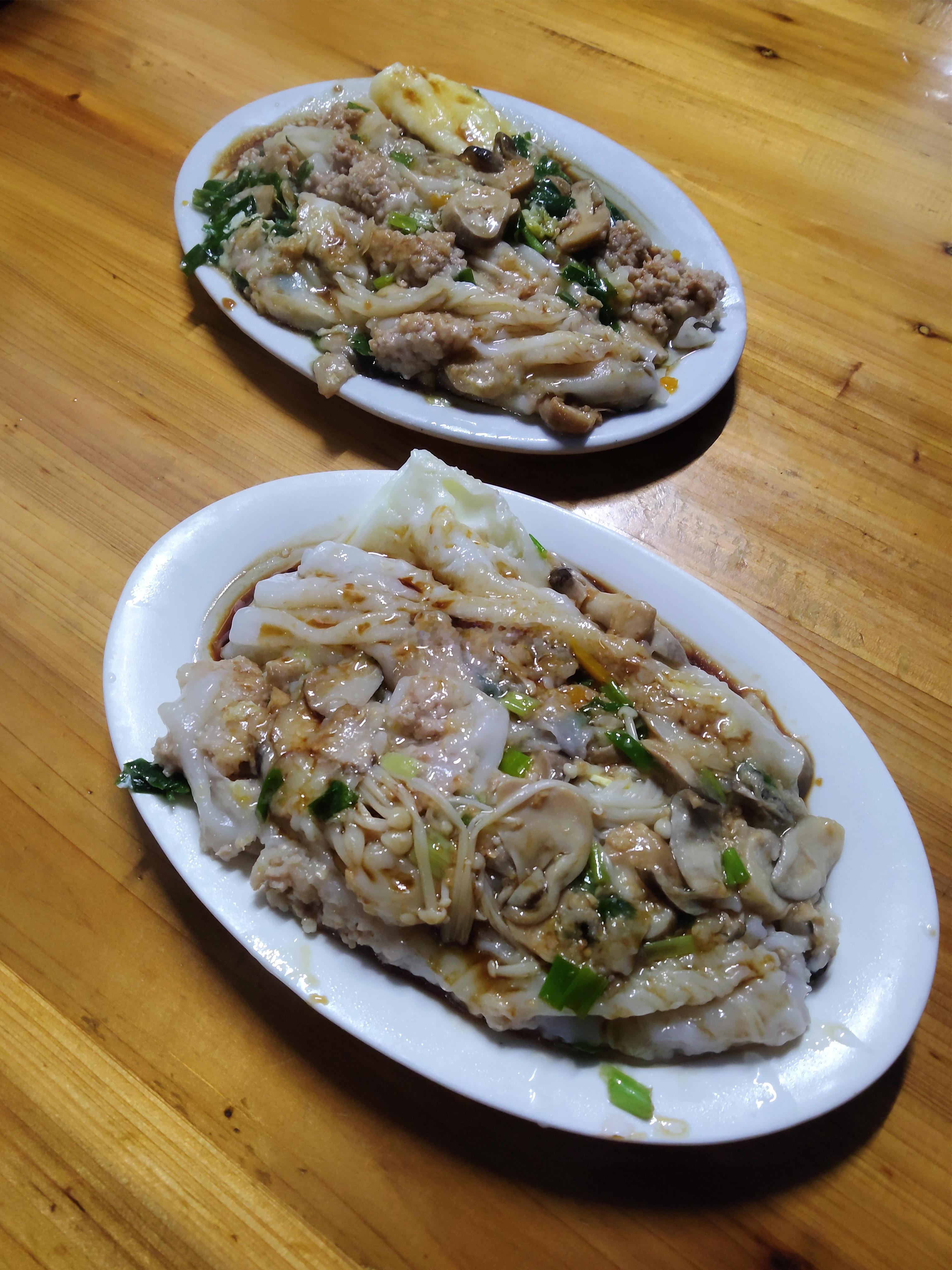 更新揭阳一家比较特别的肠粉，特色就是下草菇，然后还有白菜、韭菜、南瓜、金针菇等可