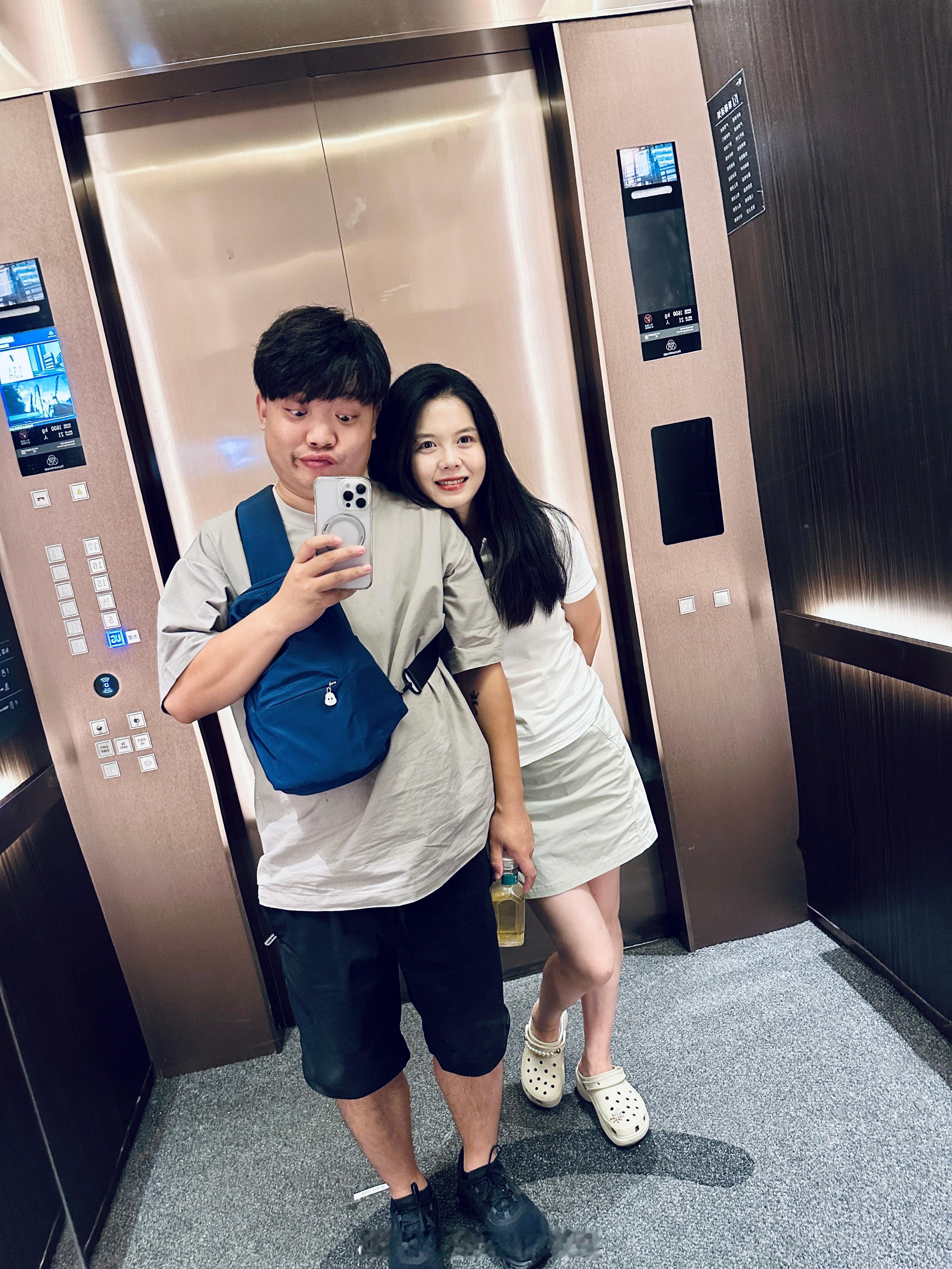 午夜寻一处民谣小酒馆，喝点小啤酒，吃点小笼包。为什么要在酒馆里吃小笼包呢？[偷笑