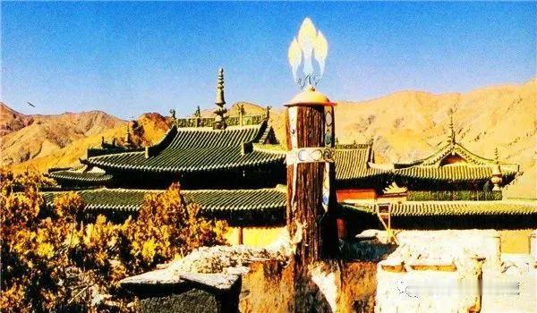 夏鲁寺珍藏有“四宝”。我们来到大殿前，只见殿门口有一块盆形巨石。这块巨石叫“石头