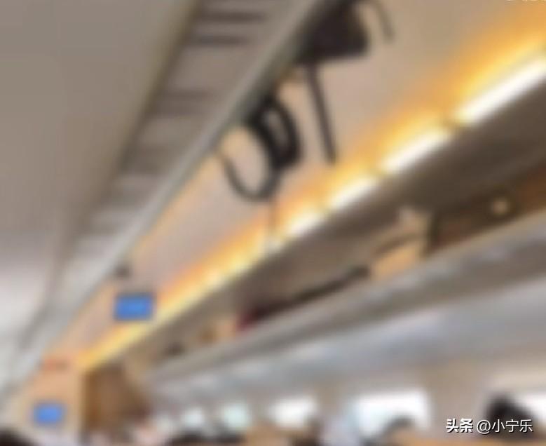 近日，辽宁沈阳一女子乘坐高铁时大声聊天近2小时，被其他乘客提醒后，女子大声叫嚣道