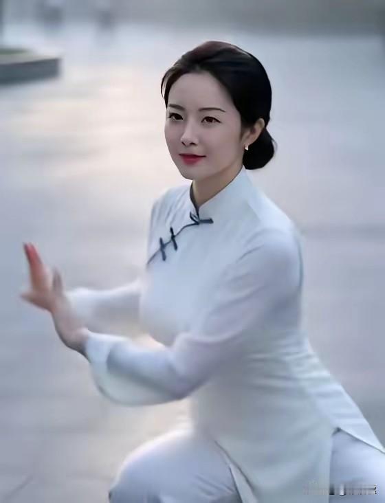 卧是一张弓，
站是一棵松。
太极八卦连环掌，
中华武术魂。