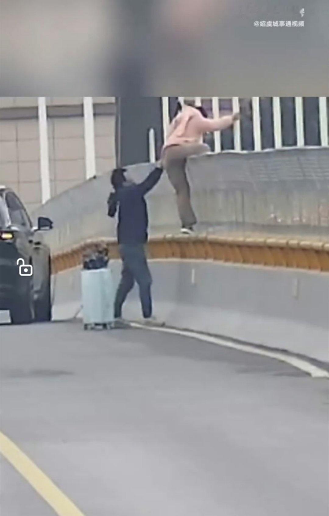 幸好有这位黑衣男子的果断出手，才阻止了一场悲剧。情绪低落时，一句安慰、一个陪伴，