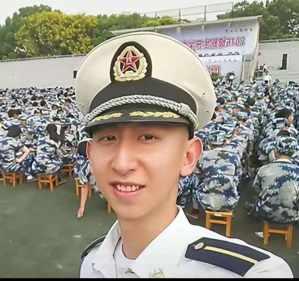 “海空卫士”王伟烈士的儿子王子，1996年出生，现在是人民海军的一名军官。王子没