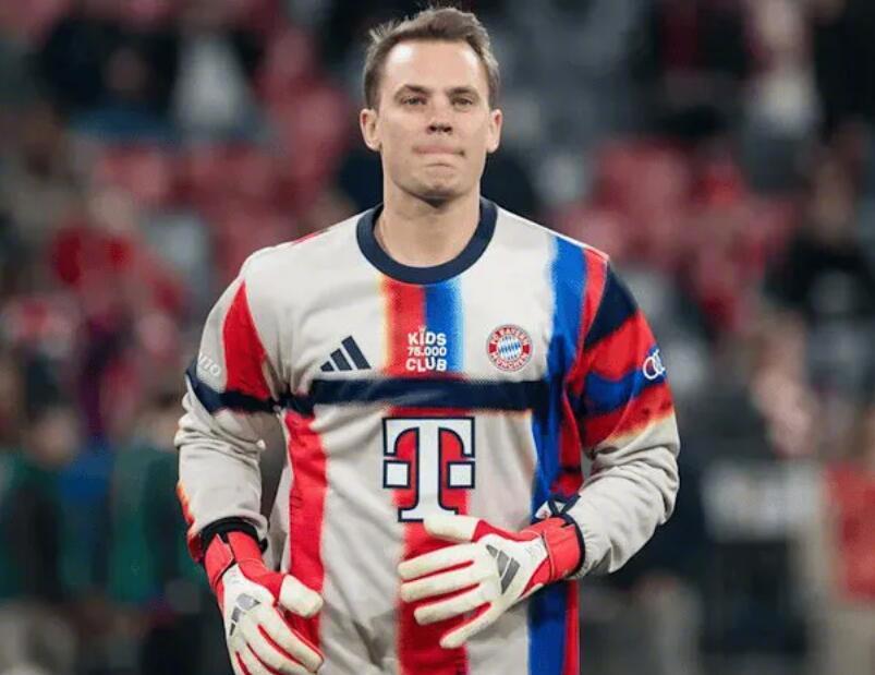 拜仁慕尼黑在本轮德甲联赛中主场4-1大胜门兴格拉德巴赫，拜仁门将诺伊尔在中场休息