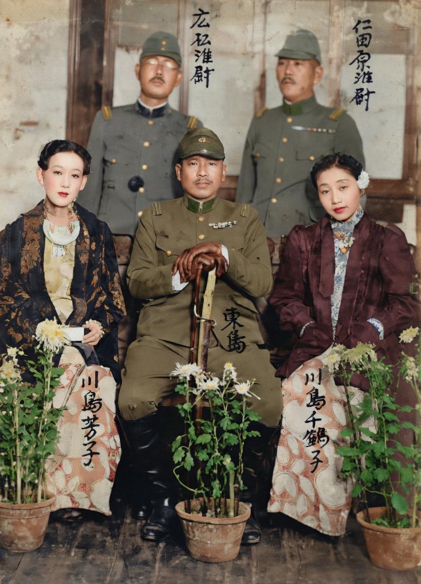 有人发这张照片说是一九三七年十一月，日本女子川岛芳子和日军军官在天津一饭庄吃饭后