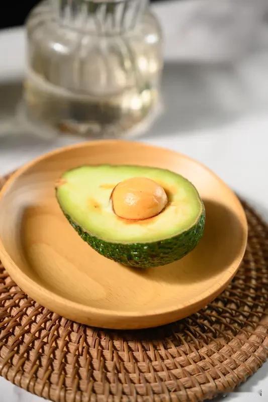 暮色四合时，烤箱里的三文鱼正滋滋作响，搭配新鲜的芦笋和小番茄，简单的调味却勾勒出