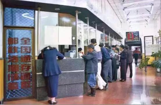 1998 年邮电分家后，邮政第一年就亏了 179 亿，成了全国最穷的行业。为了活