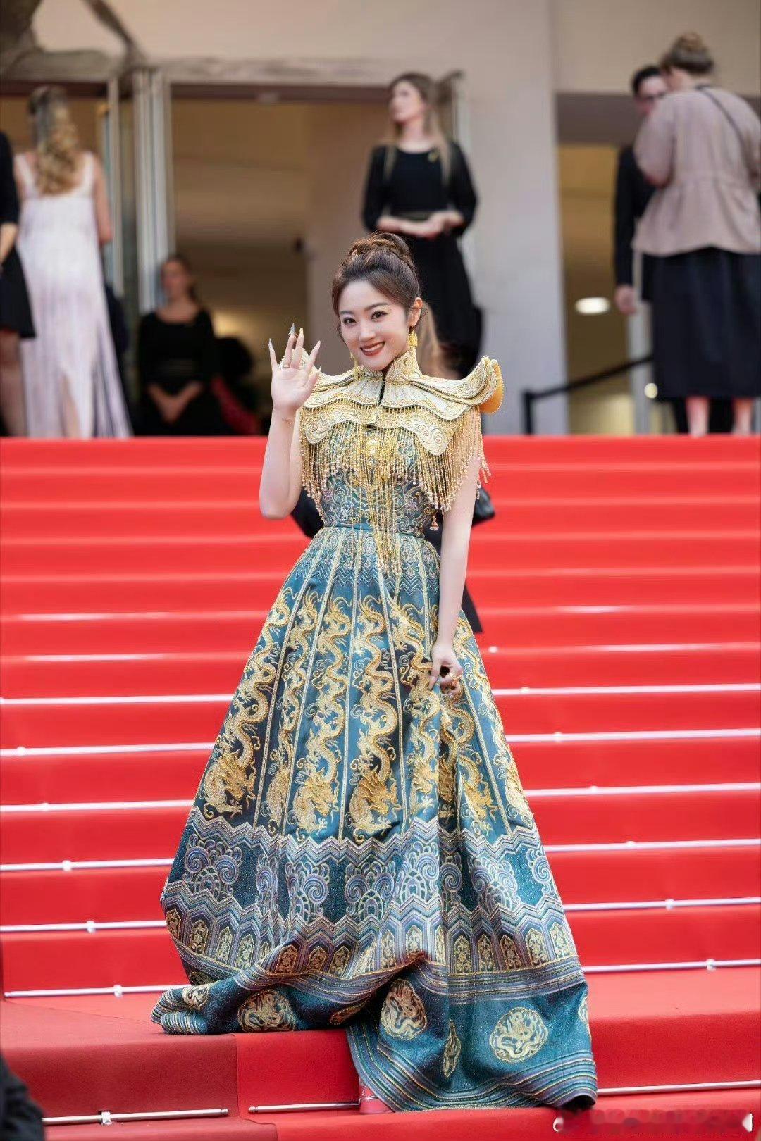 王小玮去完格莱美去戛纳王小玮新歌首唱在戛纳国风旋律唱响戛纳现场，独特东方韵味直击