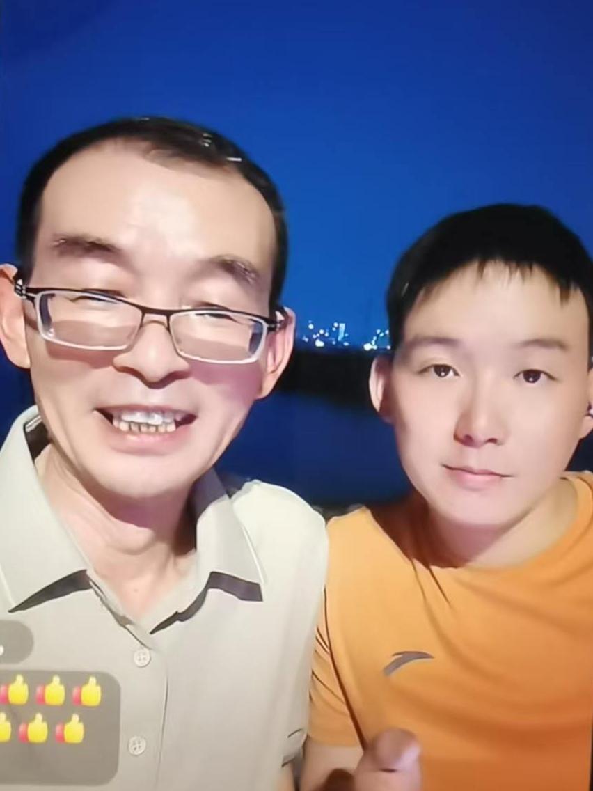 今晚，谢浩男爸爸带着浩男兄妹在深圳红树林公园开直播聊天，整场直播笑点、看点满满，
