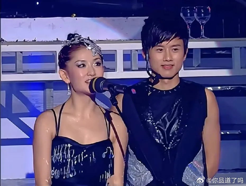 加油好男儿里的向鼎，现在站出来力挺段曦，还说张杰和谢娜第一次见面是在KTV。那时