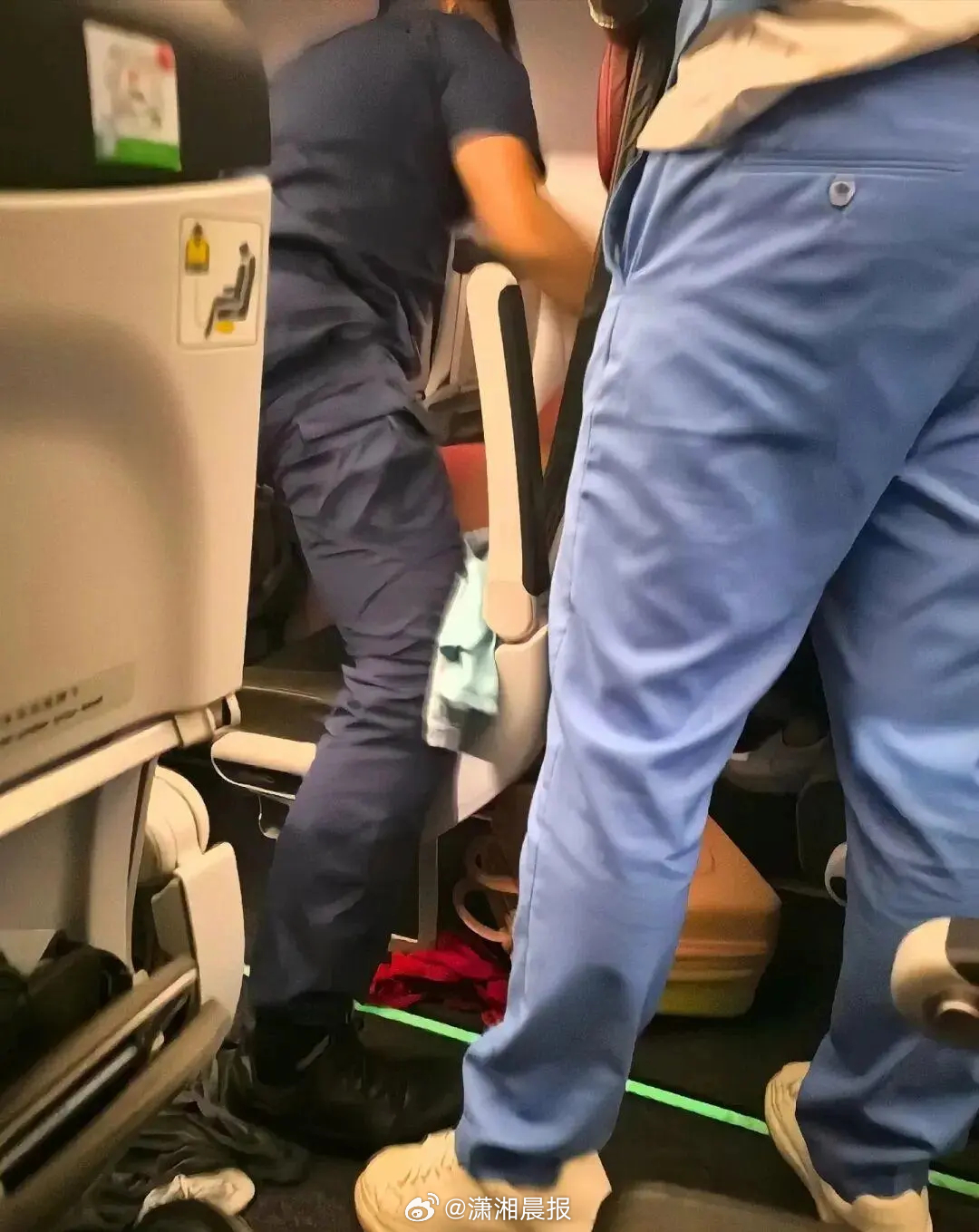 【#男子航班飞行中奔跑脱衣掌掴安保#，#警方回应男子飞行中奔跑脱衣扇安保#：突发