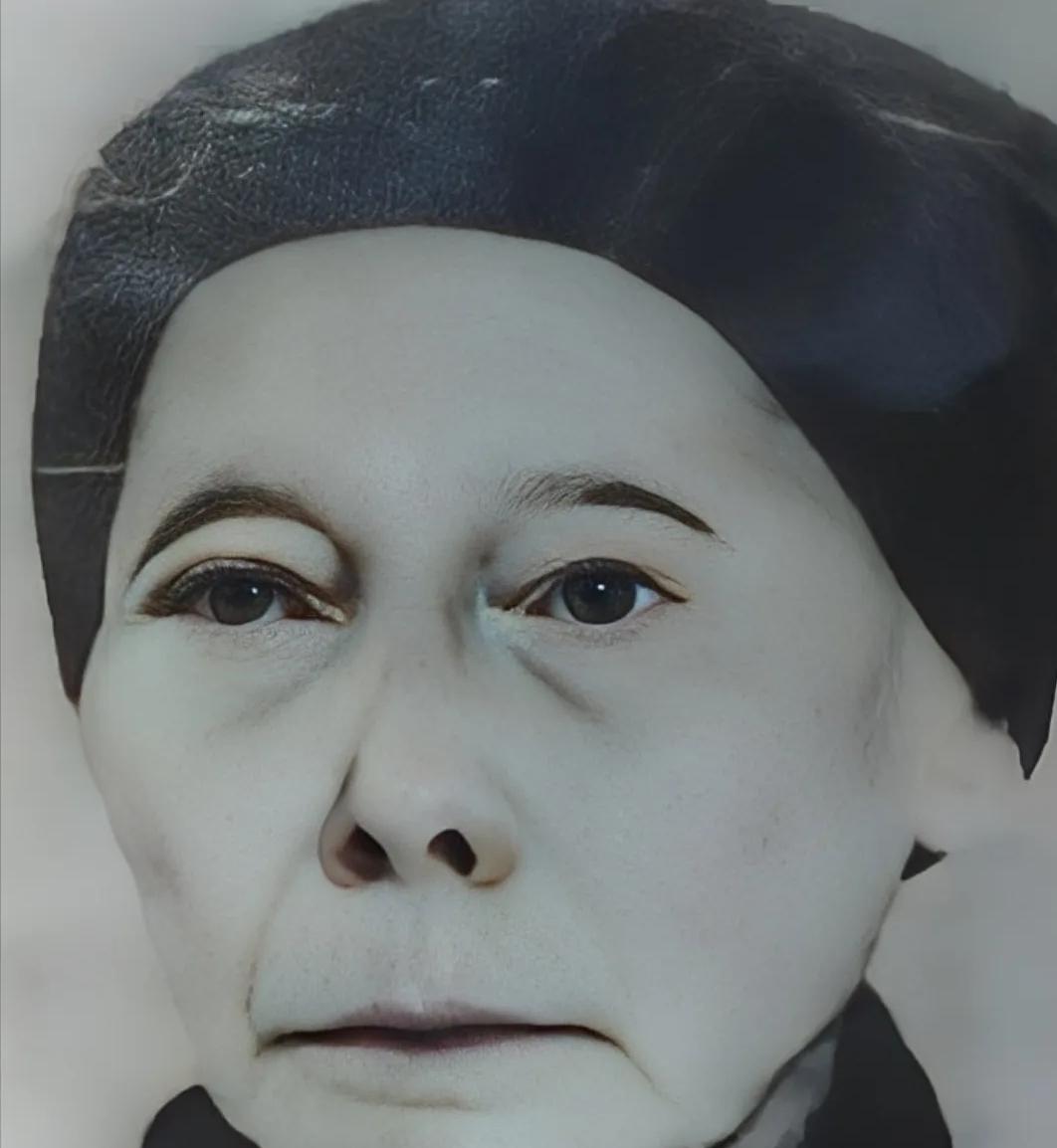 1933年，主席躲进农妇家。没想到，敌人搜查时，农妇却说：“你们要找的人，在我家